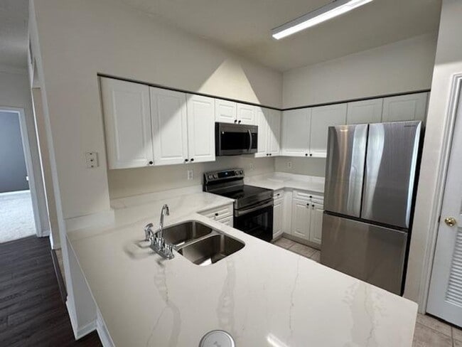 Building Photo - Renovated 3 Bedroom Top Floor Condo in Downtown Celebration