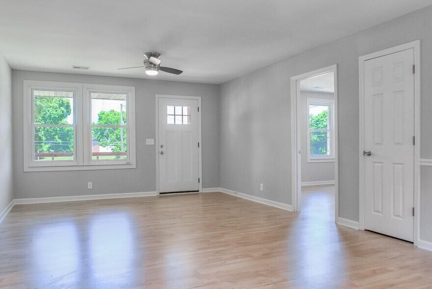Building Photo - 212 Broadmoor Dr