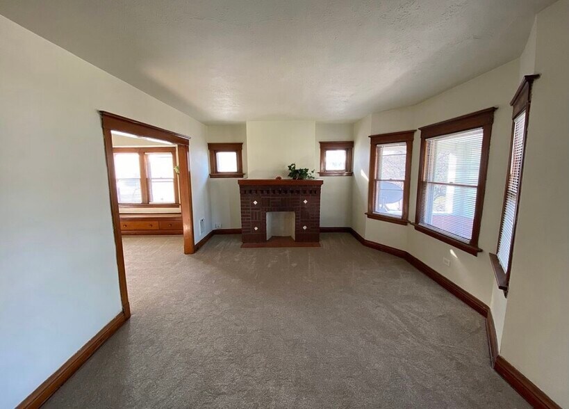 Huge living room - 2035 Richland Ave