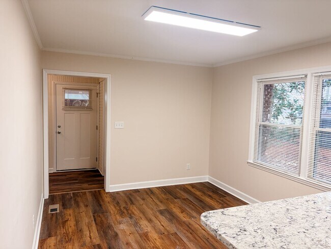 Building Photo - 609 E Chelly St