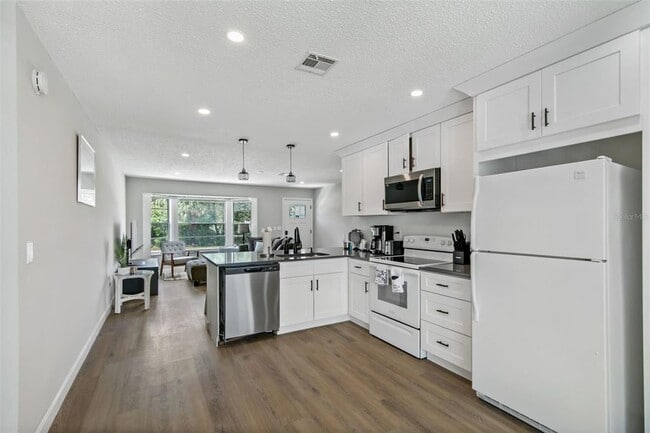 Building Photo - 7113 Regina Dr