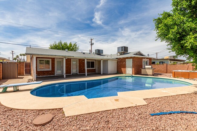 Building Photo - South Scottsdale Charmer! 4 bed + Office, ...