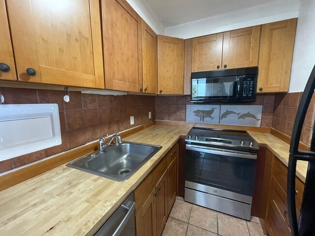 Building Photo - Royal Kahana Top Floor 2 bed/2bath