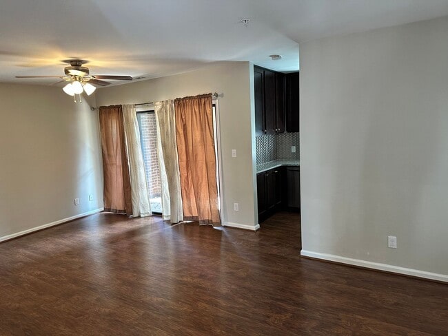 Building Photo - Adorable 2 Bedroom Condo!