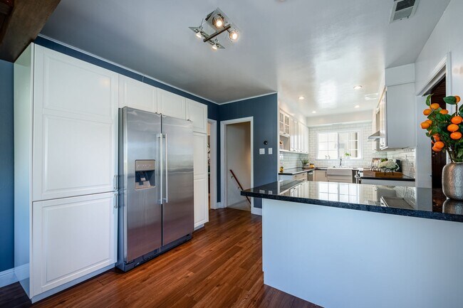 Building Photo - Coming Soon! Lovely Redwood Heights Home w...