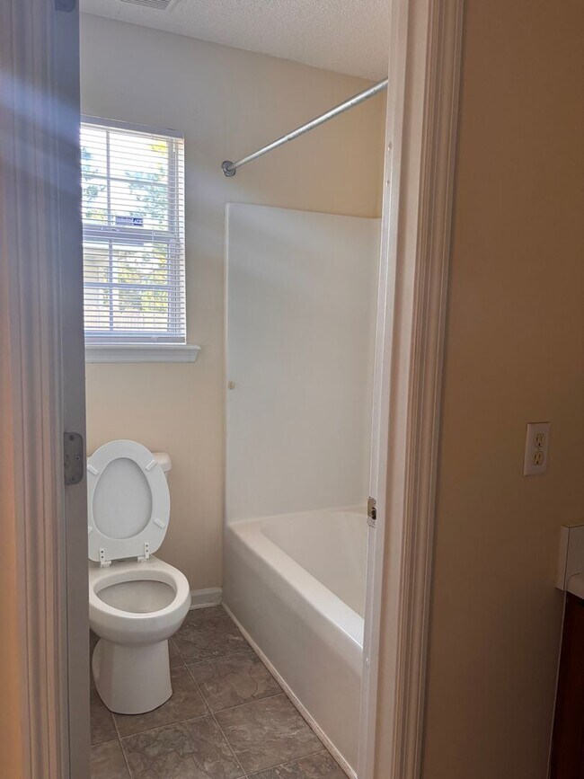 Building Photo - Cozy 3bedroom/2 bathroom home