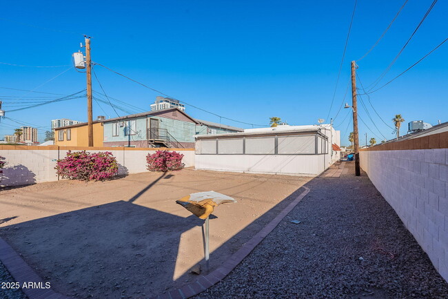 Building Photo - 745 E Pierce St