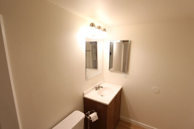 Building Photo - Ground-Level 2 Bedroom Condo in Pineview Village | Covered Parking + Storage