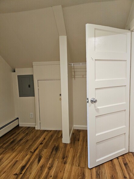 Hall between both bedrooms & the Bathroom - view 2 - 132 Hinesburg Rd