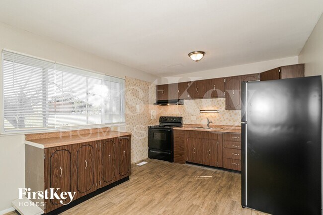 Building Photo - 1140 Estes Dr