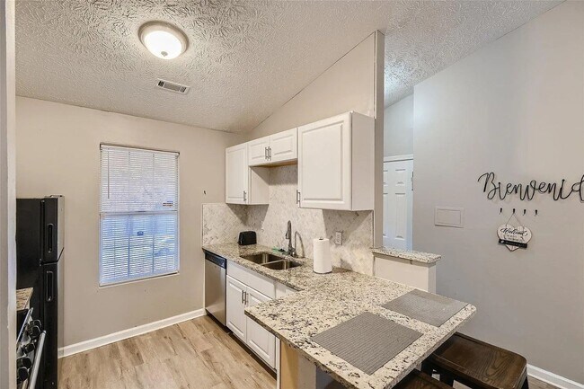 Building Photo - 5418-5420 Glen Haven Dr