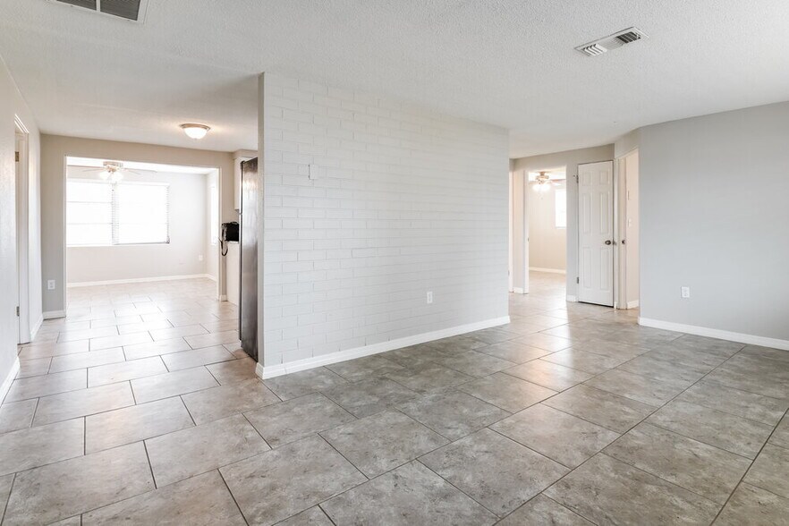 Building Photo - 4024 Cranbrook Pl