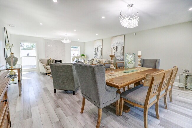 Building Photo - Fully Furnished 4-Bedroom Pool Home with Golf Course Views in Northdale