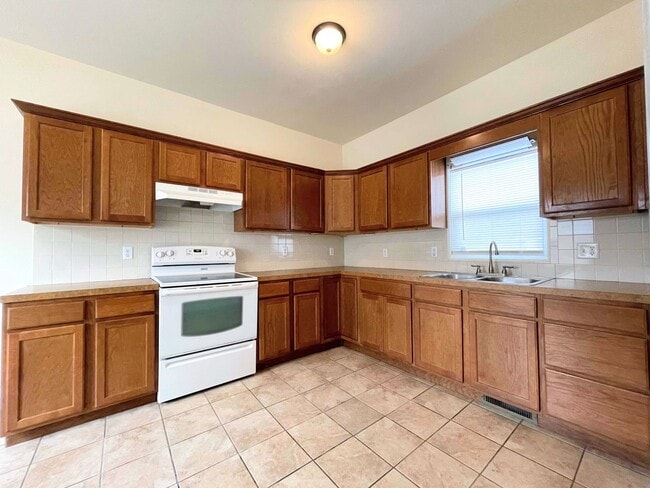 Building Photo - Clean 2 bed 1 bath home
