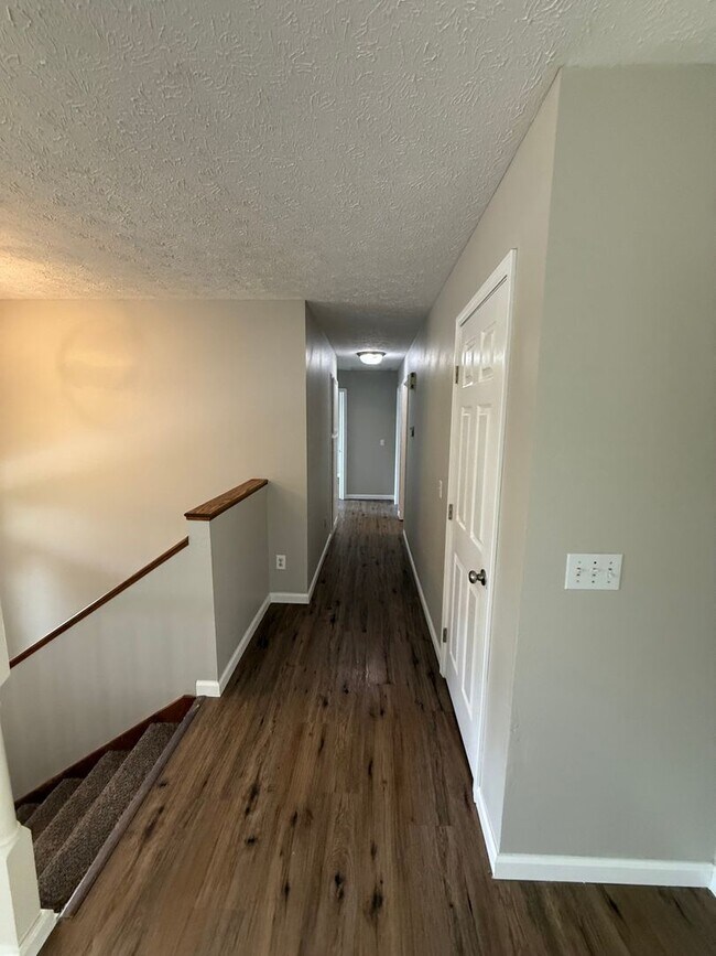Building Photo - Updated home in Nixa