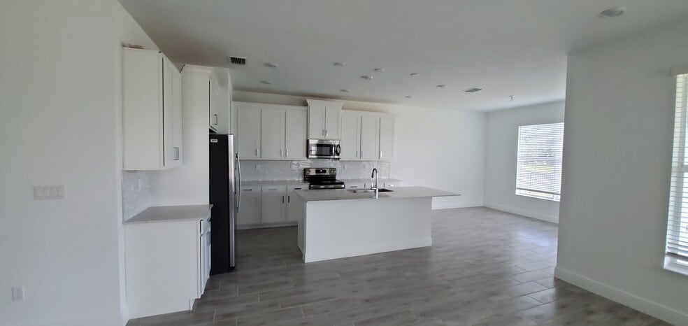 Building Photo - 4108 Veleiros Ave