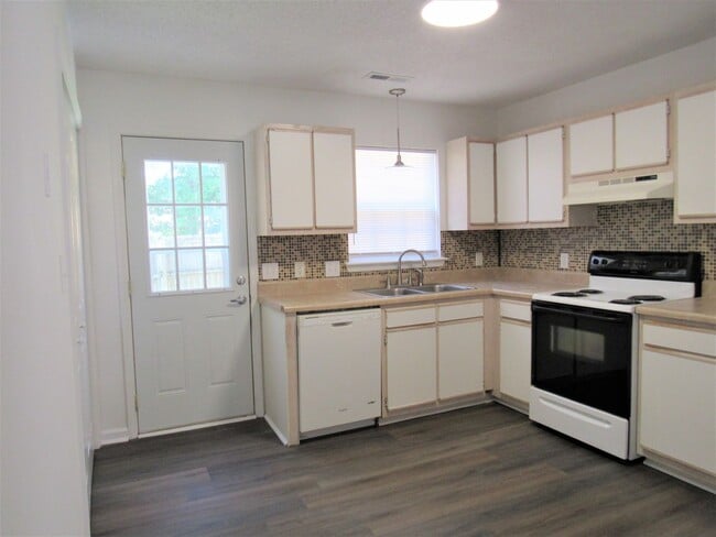 Building Photo - 300 Meadowbrook Ln