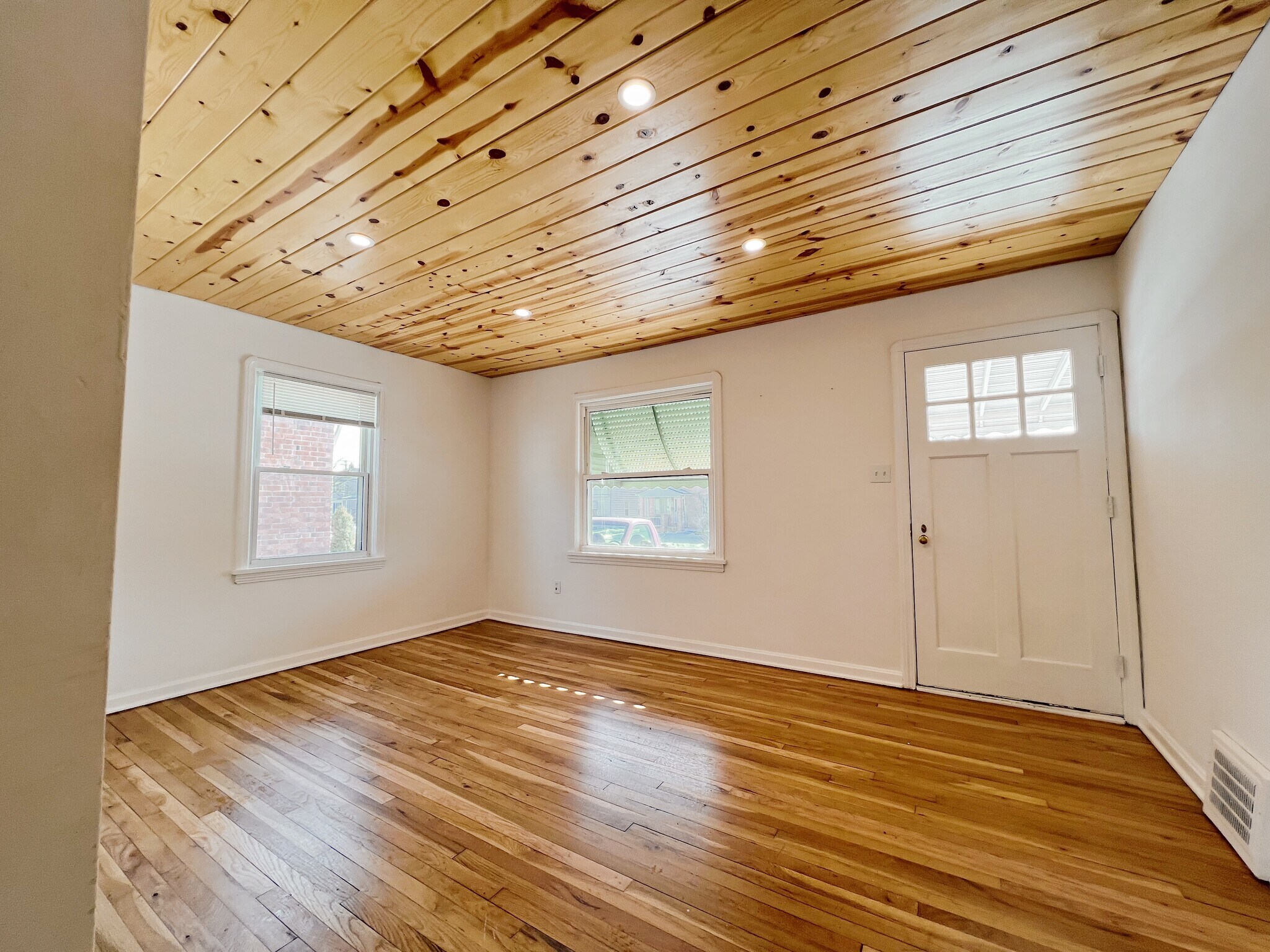 Building Photo - 4530 Wood Ave