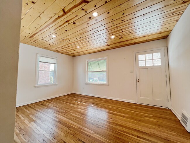 Building Photo - 4530 Wood Ave