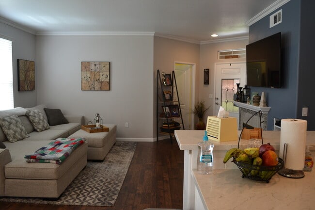 Building Photo - Elisa Ln