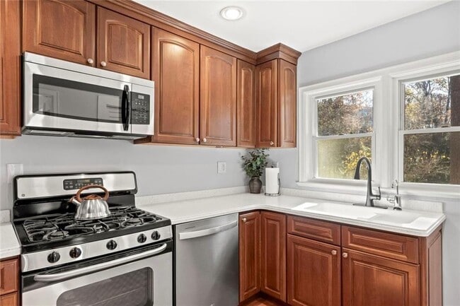 Building Photo - 1333 Victor Rd NE