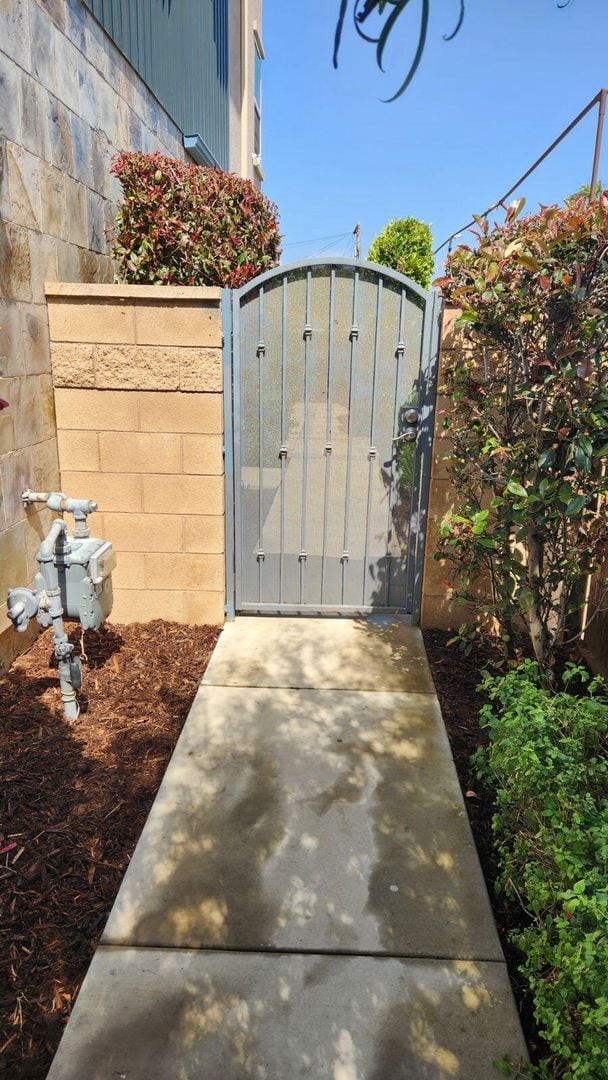 Building Photo - Modern 3 Bed/ 4 Bath, Detached, Private Dr...