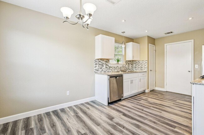 Building Photo - 1605 Lantern Light Dr