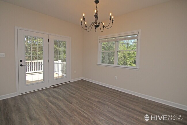 Building Photo - Beautiful End-Unit Townhouse with Pond Vie...
