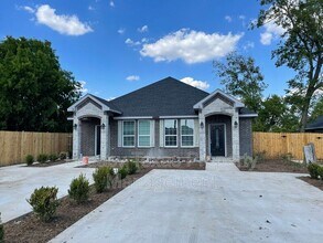 Building Photo - 216 Cleveland St