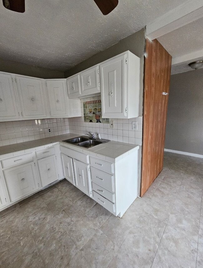 Building Photo - 3 Bedroom House Available