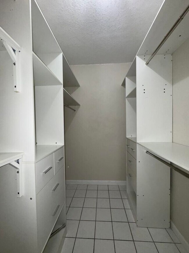 Building Photo - Gorgeous 5 Bedroom Pool Home in Ormond