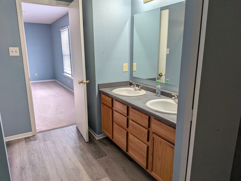 Building Photo - 10418 Memorial Knoll Dr