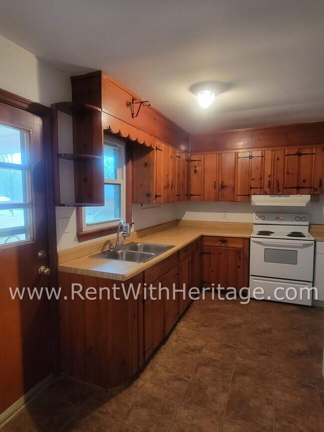 Building Photo - GRAMPA'S BUNGELOW - AWESOME BRICK RANCH WITH FULL UNFINISHED BASEMENT / GREAT LOCATION