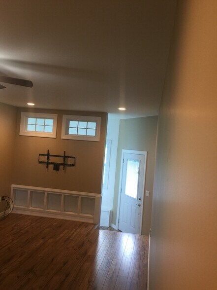 Building Photo - 3207 Valley Pl