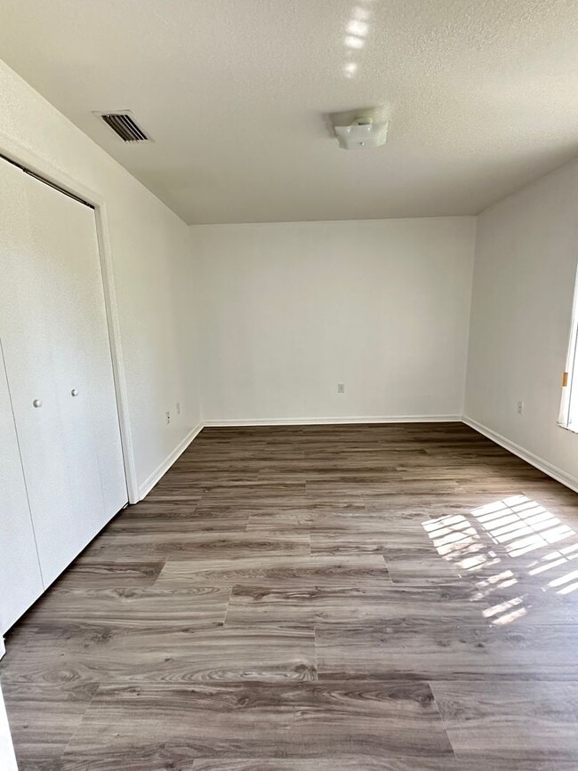 Building Photo - Affordable and move-in ready!