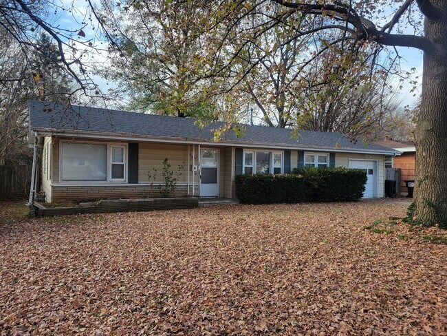 Primary Photo - 3 Bedroom 2 Bathrooms! Close to Bass Pro! ...