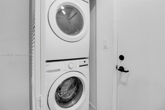 Building Photo - 320 NW 13th Ct