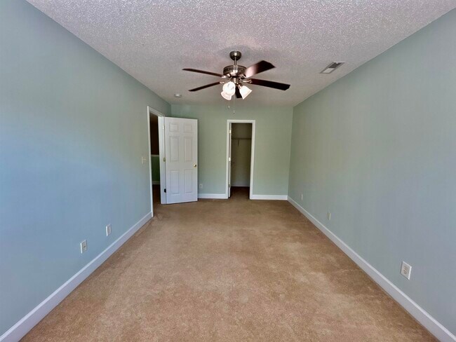Building Photo - 200 Mossy Stone Ct