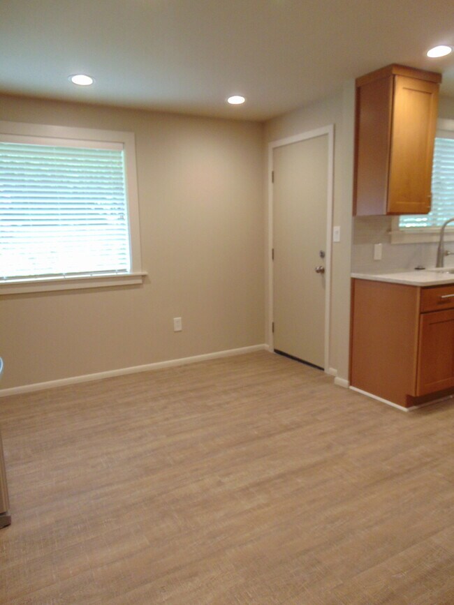 Building Photo - 3 Bedroom/1.75 Bath Bellevue Remodeled Ram...