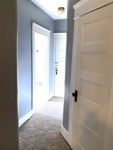 Building Photo - 916 W 9th St