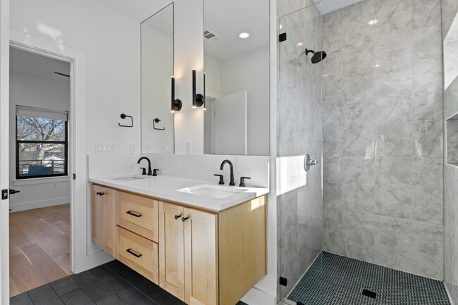 Building Photo - 2916 E 13th St