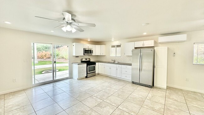Building Photo - Beautiful, Single Story, Private Entry, De...