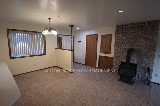 Building Photo - 2 bed 2 bath 1 car garage duplex in Sequim
