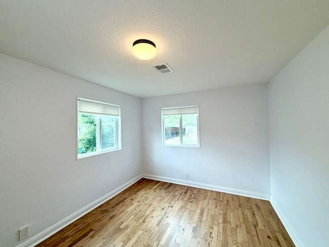 Building Photo - Move-in Ready Ranch