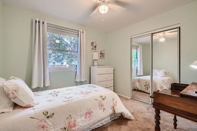 Building Photo - Beautiful 5 BDR Louisville Home/ Private Backyard