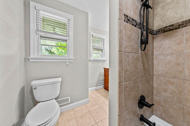 Building Photo - 3 Bedroom, Meticulously Maintained Updated...