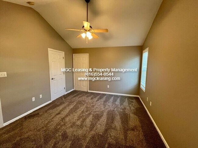 Building Photo - AFFORDABLE, SPACIOUS RANCH STYLE DUPLEX IN RAYMORE!