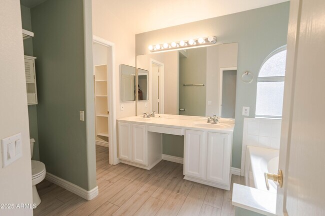 Building Photo - 1022 N Bogle Ave