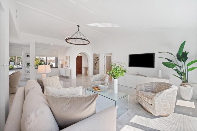 Building Photo - 2600 Yacht Club Blvd