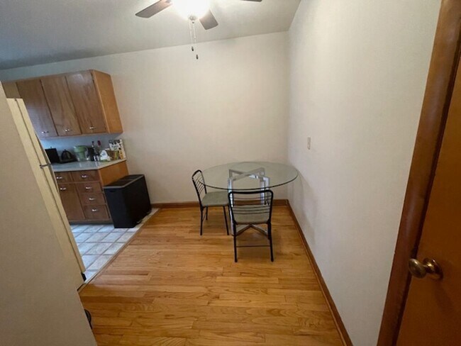 Building Photo - 2 Bedroom Duplex on Great Corner Lot in Urbana!
